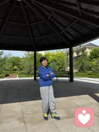 生活就是这样哪来的那么多天随人愿呢？只不过我们每一人都有把握自己生活节奏的能力，无论多忙也能抽身做些无须刻意就有的喜乐，对我这个爱好极少的人来说：来一场说玩就玩的毽球运动那便是最具娱乐性了。小区设施既新又是配套，群里一约四、五个人就迅速到位，嗨起来，那才叫一个酣畅淋漓呢，重要的是无论是踢得好每个人都守住了自己的“领地”，得到大家的一片赞许，而且即便是踢空了大家都可以笑得出来。这也许是其他的体育项目所不具备的优势吧，在大约四十分钟左右，每个人都微微出汗了，一场满满松弛感的运动就结束了。我经常想说；“没有什么是踢一场毽球解决不了的事情呢。”生活就是一边忙碌一也娱乐，享受每项可以带你体验的乐趣，那便是一种享受了。