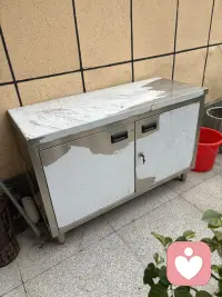 唉这搬家搬的，后遗症算是留下了，房子的后面有个很沉很重的铁箱子，当初是为了放一些打理小园的农具，就放在后院了，但实际真正用又觉得很麻烦，用工具并不方便。今年把后院盖了玻璃房，箱子在那里很不搭，于是就想把它移出放在前院，想移的那天老公没并没有打算让我合作，等着喊邻居帮忙，说来真巧，老公九等也不见邻居出现，（我见他铁了心是想非移不可了，于是我的挺身而出说：“我跟你抬！”开始老公疑惑的看了看我，但见我这么坚定就没有反对，真正一点还真是沉得不行，但我那股冲动劲上来硬是把不可能的事做到了。可是三两天过去了，腰部好象内部撕裂一样的疼痛，特别是早晨更重一些，我想是腰部肌肉拉伤了。人呀，总是不知自己已经不在年轻这个事实。配图