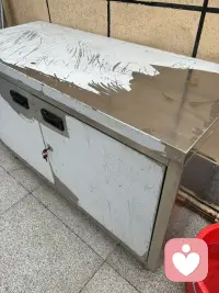 唉这搬家搬的，后遗症算是留下了，房子的后面有个很沉很重的铁箱子，当初是为了放一些打理小园的农具，就放在后院了，但实际真正用又觉得很麻烦，用工具并不方便。今年把后院盖了玻璃房，箱子在那里很不搭，于是就想把它移出放在前院，想移的那天老公没并没有打算让我合作，等着喊邻居帮忙，说来真巧，老公九等也不见邻居出现，（我见他铁了心是想非移不可了，于是我的挺身而出说：“我跟你抬！”开始老公疑惑的看了看我，但见我这么坚定就没有反对，真正一点还真是沉得不行，但我那股冲动劲上来硬是把不可能的事做到了。可是三两天过去了，腰部好象内部撕裂一样的疼痛，特别是早晨更重一些，我想是腰部肌肉拉伤了。人呀，总是不知自己已经不在年轻这个事实。配图