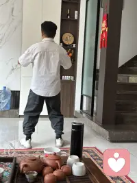 我家的男神。老公跟我同龄，读高中，念师范都是同学，当年他是我们班女生的偶像，被追逐，但我成功把他追到手。这曾经让许多情敌愤愤不平：“凭什么？”多年之后再提起此事虽然相逢一笑，他终是没让我失望，在没有任何背景的情况下做到副县退休。他最大的优势就是情绪稳定，宽宏大度，这就够了，其他的缺点倒如东西乱放，邋遢等等都可以忽略不记了。现在更是彼此相依了。感恩我心中的男神配图