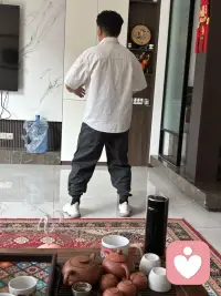 我家的男神。老公跟我同龄，读高中，念师范都是同学，当年他是我们班女生的偶像，被追逐，但我成功把他追到手。这曾经让许多情敌愤愤不平：“凭什么？”多年之后再提起此事虽然相逢一笑，他终是没让我失望，在没有任何背景的情况下做到副县退休。他最大的优势就是情绪稳定，宽宏大度，这就够了，其他的缺点倒如东西乱放，邋遢等等都可以忽略不记了。现在更是彼此相依了。感恩我心中的男神配图