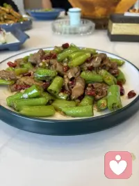 又有客人远道而来，中午款待，来辽西农家院，特别有本地特色的美食呢，客人连说好。配图