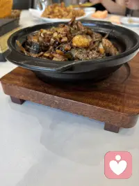 又有客人远道而来，中午款待，来辽西农家院，特别有本地特色的美食呢，客人连说好。配图