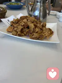 又有客人远道而来，中午款待，来辽西农家院，特别有本地特色的美食呢，客人连说好。配图