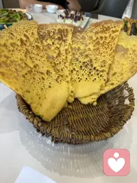 又有客人远道而来，中午款待，来辽西农家院，特别有本地特色的美食呢，客人连说好。配图