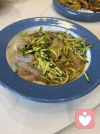 又有客人远道而来，中午款待，来辽西农家院，特别有本地特色的美食呢，客人连说好。配图