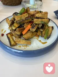 又有客人远道而来，中午款待，来辽西农家院，特别有本地特色的美食呢，客人连说好。配图