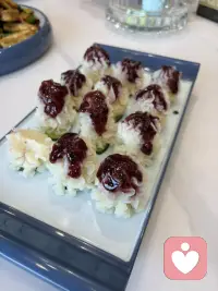 又有客人远道而来，中午款待，来辽西农家院，特别有本地特色的美食呢，客人连说好。配图
