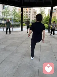 小区里到晚上大家聚在这里开启运动盛宴了！有太极扇，八段锦、踢毽球等等，我是最爱踢球了，踢一场球，心情大悦。出一身汗，那叫一个字爽，两个字超爽，三个字非常爽。