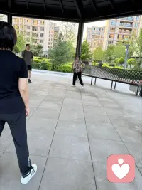 小区里到晚上大家聚在这里开启运动盛宴了！有太极扇，八段锦、踢毽球等等，我是最爱踢球了，踢一场球，心情大悦。出一身汗，那叫一个字爽，两个字超爽，三个字非常爽。