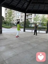 小区里到晚上大家聚在这里开启运动盛宴了！有太极扇，八段锦、踢毽球等等，我是最爱踢球了，踢一场球，心情大悦。出一身汗，那叫一个字爽，两个字超爽，三个字非常爽。