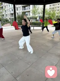 小区里到晚上大家聚在这里开启运动盛宴了！有太极扇，八段锦、踢毽球等等，我是最爱踢球了，踢一场球，心情大悦。出一身汗，那叫一个字爽，两个字超爽，三个字非常爽。
