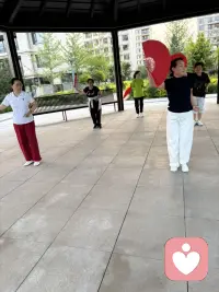 小区里到晚上大家聚在这里开启运动盛宴了！有太极扇，八段锦、踢毽球等等，我是最爱踢球了，踢一场球，心情大悦。出一身汗，那叫一个字爽，两个字超爽，三个字非常爽。
