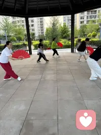 小区里到晚上大家聚在这里开启运动盛宴了！有太极扇，八段锦、踢毽球等等，我是最爱踢球了，踢一场球，心情大悦。出一身汗，那叫一个字爽，两个字超爽，三个字非常爽。