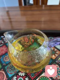 早上老公做饭，我负责清理，一切都有绪之后，看着整洁的屋子，心多了几分舒适感，然后为自己泡一杯茶，读一本书，那感觉特别棒，自在、平静、松弛，被这样的感觉包围着，生活如此简单又美好，此生足矣！