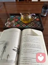 早上老公做饭，我负责清理，一切都有绪之后，看着整洁的屋子，心多了几分舒适感，然后为自己泡一杯茶，读一本书，那感觉特别棒，自在、平静、松弛，被这样的感觉包围着，生活如此简单又美好，此生足矣！