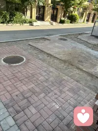 小区开始安煤气了，紧张的施工中，出门有些“困难”。配图