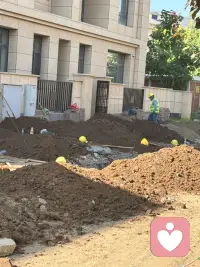 小区开始安煤气了，紧张的施工中，出门有些“困难”。配图