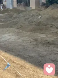小区开始安煤气了，紧张的施工中，出门有些“困难”。配图