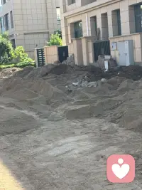 小区开始安煤气了，紧张的施工中，出门有些“困难”。配图