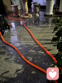 夜晚在小院里冲冲地面玩会水，好爽啊，突然找到小时候玩水的感觉呢！（我这是永远长不大了）配图