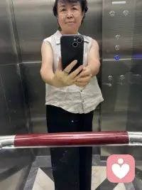 夜晚在小院里冲冲地面玩会水，好爽啊，突然找到小时候玩水的感觉呢！（我这是永远长不大了）配图