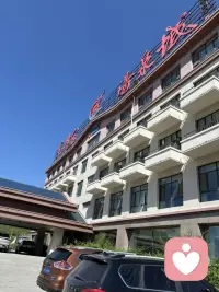 约几个好友，在伏天里泡泡温泉，果然是不错的选择，泡温泉二个字舒服，三个学真舒服。配图