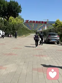 约几个好友，在伏天里泡泡温泉，果然是不错的选择，泡温泉二个字舒服，三个学真舒服。配图