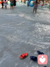 在温泉城里不但可以泡温泉而且可以感受造浪的冲击感！配图