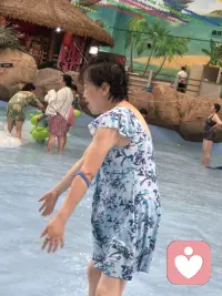 在温泉城里不但可以泡温泉而且可以感受造浪的冲击感！配图