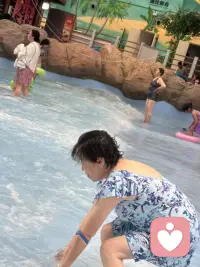 在温泉城里不但可以泡温泉而且可以感受造浪的冲击感！配图