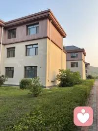 闲暇时间里在温泉附近散步走走，资源好丰富，可惜利用得不够好，若大的停车场早已杂草丛生，温泉城现可使用的地方仅占一半，那些一稀可见的部分仍然显示曾经的辉煌，很期待更加的完善，必定这里的汤是无以伦比的好呀！