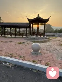 闲暇时间里在温泉附近散步走走，资源好丰富，可惜利用得不够好，若大的停车场早已杂草丛生，温泉城现可使用的地方仅占一半，那些一稀可见的部分仍然显示曾经的辉煌，很期待更加的完善，必定这里的汤是无以伦比的好呀！