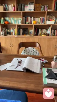缘圆现在是老厉害了！这不当我拒绝它在我的房间竟然独占了我的书房，甚至把我的座椅垫子弄到扡上它席地为床了，看我偷偷进来也看不到惊慌，这是谁给它的胆子呢！