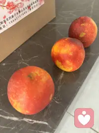 这油桃可真甜呀！说起来这是我的客户，一位14岁的女孩。上学期经人介绍来我工作室进行疗愈，当时她父亲带她去过北京等医院评估在服药休学之中，我们共同走过10场的催眠疗愈，在加上及时的评估服药，情况一天天好起来了，准备开学走进原来的学校和班级了，真真切切地感受到作为催眠心理疗愈师的幸福感和自豪感，这不她同父亲来看我送来了她们家桃园的两箱油桃，一箱送给老姨了，一箱留给自己吃。这不吃不知道一吃惊呆了，怎么这样甜呀，而且还离核，简直太完美了，必须分享。