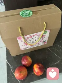 这油桃可真甜呀！说起来这是我的客户，一位14岁的女孩。上学期经人介绍来我工作室进行疗愈，当时她父亲带她去过北京等医院评估在服药休学之中，我们共同走过10场的催眠疗愈，在加上及时的评估服药，情况一天天好起来了，准备开学走进原来的学校和班级了，真真切切地感受到作为催眠心理疗愈师的幸福感和自豪感，这不她同父亲来看我送来了她们家桃园的两箱油桃，一箱送给老姨了，一箱留给自己吃。这不吃不知道一吃惊呆了，怎么这样甜呀，而且还离核，简直太完美了，必须分享。