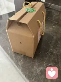 这油桃可真甜呀！说起来这是我的客户，一位14岁的女孩。上学期经人介绍来我工作室进行疗愈，当时她父亲带她去过北京等医院评估在服药休学之中，我们共同走过10场的催眠疗愈，在加上及时的评估服药，情况一天天好起来了，准备开学走进原来的学校和班级了，真真切切地感受到作为催眠心理疗愈师的幸福感和自豪感，这不她同父亲来看我送来了她们家桃园的两箱油桃，一箱送给老姨了，一箱留给自己吃。这不吃不知道一吃惊呆了，怎么这样甜呀，而且还离核，简直太完美了，必须分享。