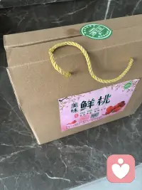 这油桃可真甜呀！说起来这是我的客户，一位14岁的女孩。上学期经人介绍来我工作室进行疗愈，当时她父亲带她去过北京等医院评估在服药休学之中，我们共同走过10场的催眠疗愈，在加上及时的评估服药，情况一天天好起来了，准备开学走进原来的学校和班级了，真真切切地感受到作为催眠心理疗愈师的幸福感和自豪感，这不她同父亲来看我送来了她们家桃园的两箱油桃，一箱送给老姨了，一箱留给自己吃。这不吃不知道一吃惊呆了，怎么这样甜呀，而且还离核，简直太完美了，必须分享。
