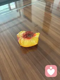 这油桃可真甜呀！说起来这是我的客户，一位14岁的女孩。上学期经人介绍来我工作室进行疗愈，当时她父亲带她去过北京等医院评估在服药休学之中，我们共同走过10场的催眠疗愈，在加上及时的评估服药，情况一天天好起来了，准备开学走进原来的学校和班级了，真真切切地感受到作为催眠心理疗愈师的幸福感和自豪感，这不她同父亲来看我送来了她们家桃园的两箱油桃，一箱送给老姨了，一箱留给自己吃。这不吃不知道一吃惊呆了，怎么这样甜呀，而且还离核，简直太完美了，必须分享。