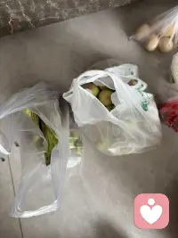 又去赶集了。这个集在城乡交汇处，规模不大，来买东西的多是自家自产的水果蔬菜，因此买货的许多都是岁数大的爷爷奶奶，有的竟然不会算帐，货品相不一定好，但特别实惠，买了许多也不了多少钱。