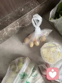 又去赶集了。这个集在城乡交汇处，规模不大，来买东西的多是自家自产的水果蔬菜，因此买货的许多都是岁数大的爷爷奶奶，有的竟然不会算帐，货品相不一定好，但特别实惠，买了许多也不了多少钱。