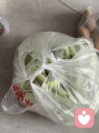 又去赶集了。这个集在城乡交汇处，规模不大，来买东西的多是自家自产的水果蔬菜，因此买货的许多都是岁数大的爷爷奶奶，有的竟然不会算帐，货品相不一定好，但特别实惠，买了许多也不了多少钱。