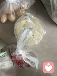 又去赶集了。这个集在城乡交汇处，规模不大，来买东西的多是自家自产的水果蔬菜，因此买货的许多都是岁数大的爷爷奶奶，有的竟然不会算帐，货品相不一定好，但特别实惠，买了许多也不了多少钱。