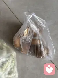 又去赶集了。这个集在城乡交汇处，规模不大，来买东西的多是自家自产的水果蔬菜，因此买货的许多都是岁数大的爷爷奶奶，有的竟然不会算帐，货品相不一定好，但特别实惠，买了许多也不了多少钱。