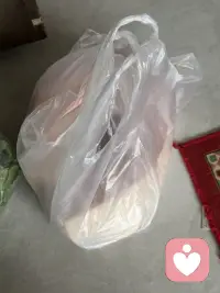 又去赶集了。这个集在城乡交汇处，规模不大，来买东西的多是自家自产的水果蔬菜，因此买货的许多都是岁数大的爷爷奶奶，有的竟然不会算帐，货品相不一定好，但特别实惠，买了许多也不了多少钱。