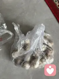 又去赶集了。这个集在城乡交汇处，规模不大，来买东西的多是自家自产的水果蔬菜，因此买货的许多都是岁数大的爷爷奶奶，有的竟然不会算帐，货品相不一定好，但特别实惠，买了许多也不了多少钱。
