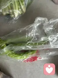 又去赶集了。这个集在城乡交汇处，规模不大，来买东西的多是自家自产的水果蔬菜，因此买货的许多都是岁数大的爷爷奶奶，有的竟然不会算帐，货品相不一定好，但特别实惠，买了许多也不了多少钱。