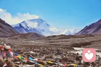 人很贪心。过得再好，还是觉得自己过得不好。有人困于空虚，有人困于疾病，有人困在工作中，没有无忧无虑。唯有片刻的自由自在。饿了馒头是岸，渴了水是岸，病了康复是岸，放下处处是岸。当如斗地主，要不起就过，安之若素。