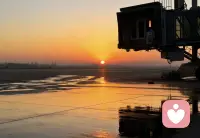 那些曾让你痛不欲生的时刻，最后都变成了你的底气与格局。
不必害怕当下的荆棘，你所经历的一切，都在为你加冕。
熬过去，就是新生。配图