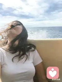 当我们谈论共情时，许多人容易把它和[帮对方解决问题]或[纠正对方的感受]混为一谈。其实，共情最核心的部分是：我愿意先放下自己的判断，尝试站在你的立场，去感受你当下的情绪和想法。这并不代表要认同对方的行为，也不代表要替对方去解决或改变情绪，而是给予对方被理解和被接受的体验。配图